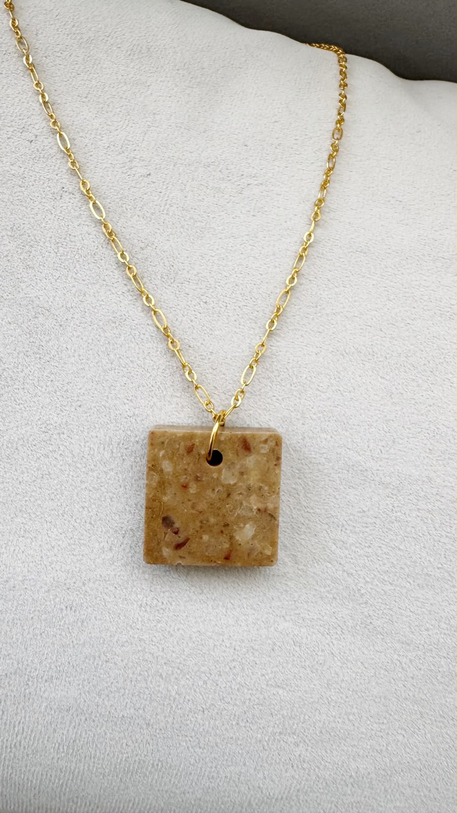 Collar Cuadrado Tierra