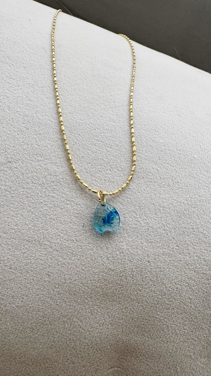 Collar pétalo azul